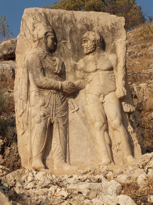 Estela que representa al rey Mitrídates I (80 aC) estrechando la mano al díos Heracles o Hércules