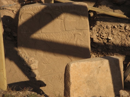 Göbekli Tepe: el santuario arqueológico más antiguo conocido, 9.000-10.000 aC. Pilar de piedra con animales grabados (ej. escorpión)
