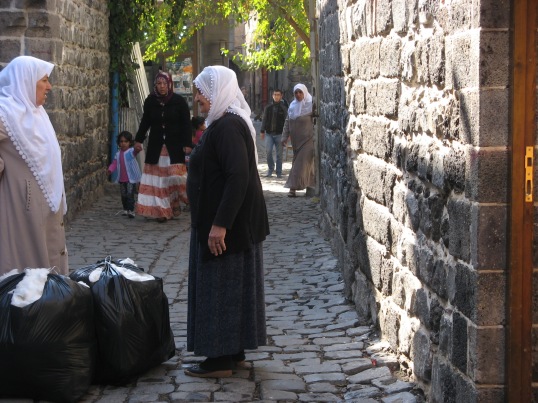 Mujeres con bolsas con algodón en una calle de Diyarbakir